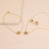 Bracelet chaîne jaseron avec pendentif sphère martelée en or 9 carats